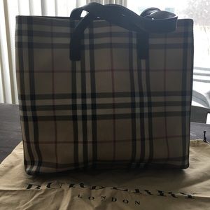 Handbag with short handles